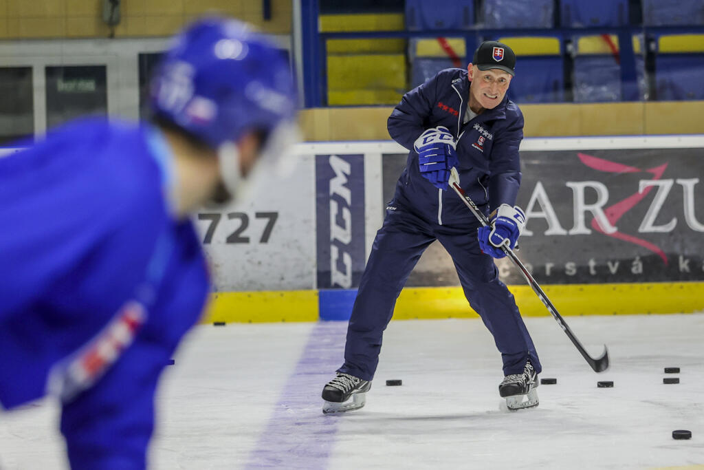 Na snímke tréner Craig Ramsay počas prípravného kempu slovenskej hokejovej reprezentácie. V Piešťanoch 7. apríla 2021. FOTO TASR/SZĽH - Andrej Galica