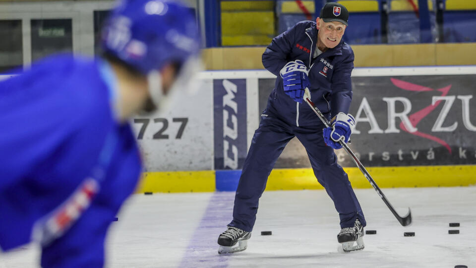 Na snímke tréner Craig Ramsay počas prípravného kempu slovenskej hokejovej reprezentácie. V Piešťanoch 7. apríla 2021. FOTO TASR/SZĽH - Andrej Galica