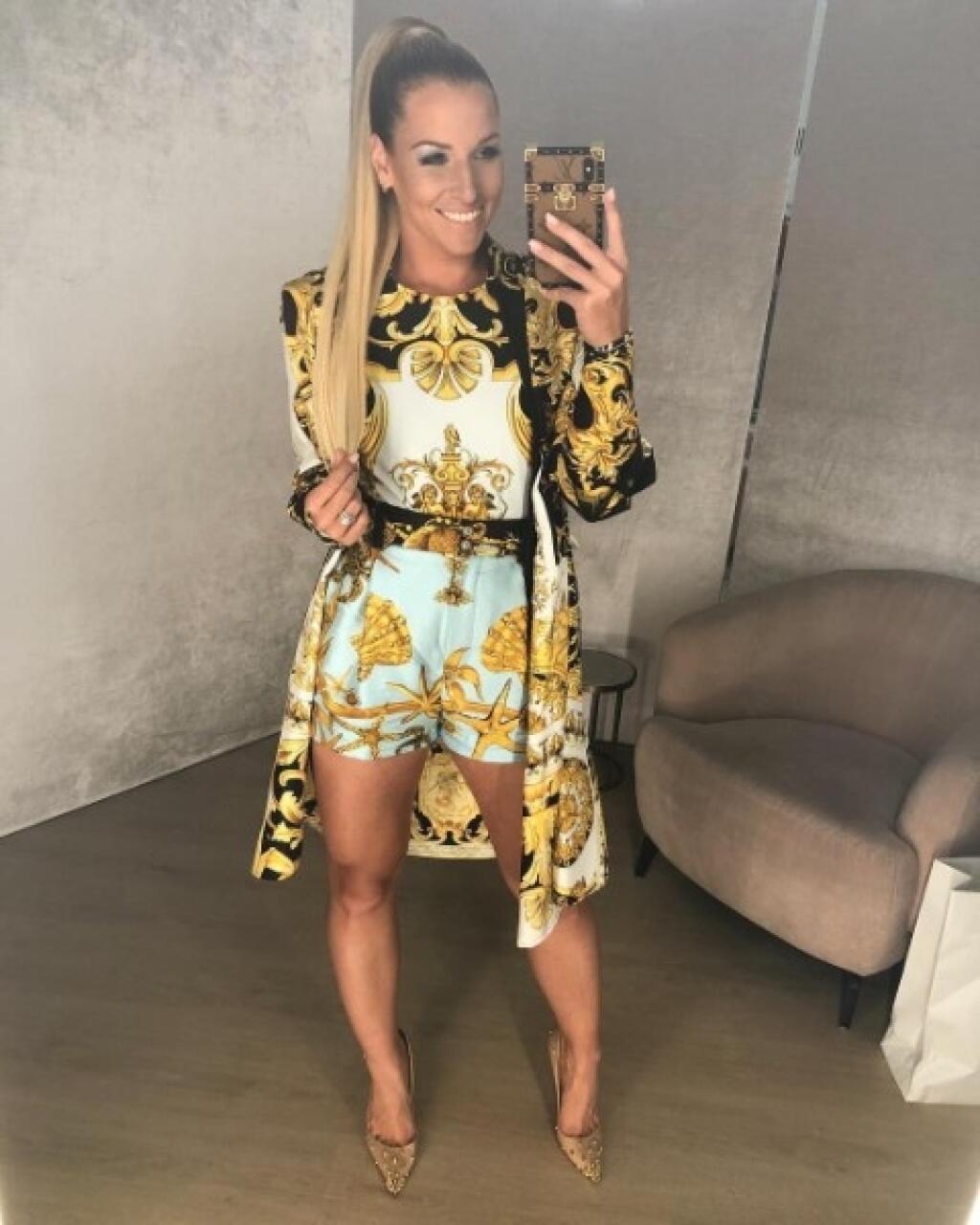 Móda je pre Cibulkovú vášeň, na spoločenských akciách sa predviedla aj v takomto outfite.