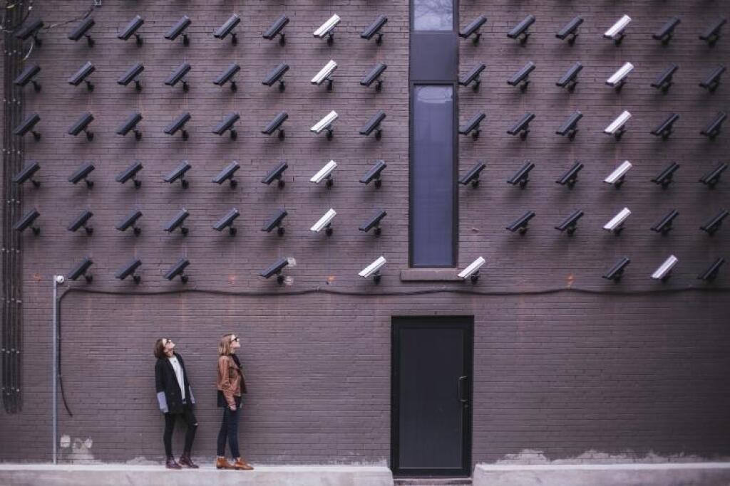 Expertka na GDPR: Firmy bežne sledujú zamestnancov na sociálnych sieťach