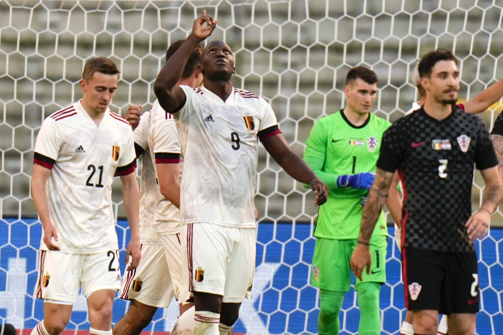 JB 81 Brusel - Belgický hráč Romelu Lukaku (uprostred) oslavuje po tom, ako strelil úvodný gól v prípravnom zápase na EURO 2020 Belgicko - Chorvátsko v Bruseli 6. júna 2021. FOTO TASR/AP
Belgium's Romelu Lukaku, center, celebrates after scoring the opening goal of the match during the international friendly soccer match between Belgium and Croatia at King Baudouin stadium in Brussels, Sunday, June 6, 2021. (AP Photo/Francisco Seco)
