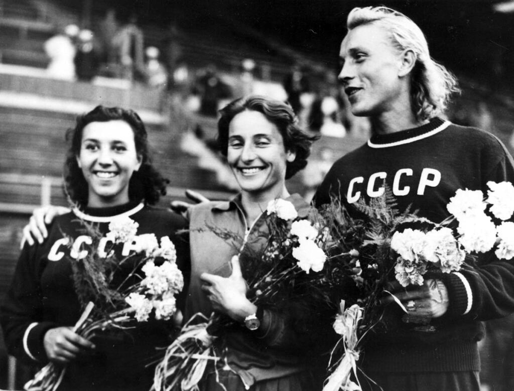 Dana Zátopková na stupni víťazov počas helsinskej olympiády so sovietskymi oštepárkami Chudinovovou a Gorčakovou, ktoré obsadili druhé a tretie miesto.