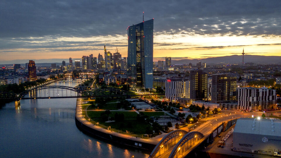 KK33 Frankfurt nad Mohanom - Na snímke budova Európskej centrálnej banky (ECB) 19. mája 2023 vo Frankfurte nad Mohanom. ECB v stredu oslavuje 25 rokov od svojho založenia. FOTO TASR/AP
The European Central Bank (ECB) is pictured in Frankfurt, Germany, Friday, May 19, 2023. The ECB celebrates its founding date 25 years ago on Wednesday. (AP Photo/Michael Probst)