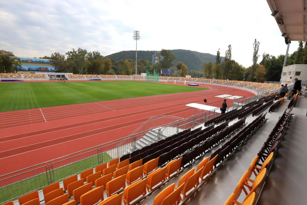 Do úvahy takisto pripadá aj zrekonštruovaný štadión v Banskej Bystrici, ktorý sa dokončil len nedávno.
