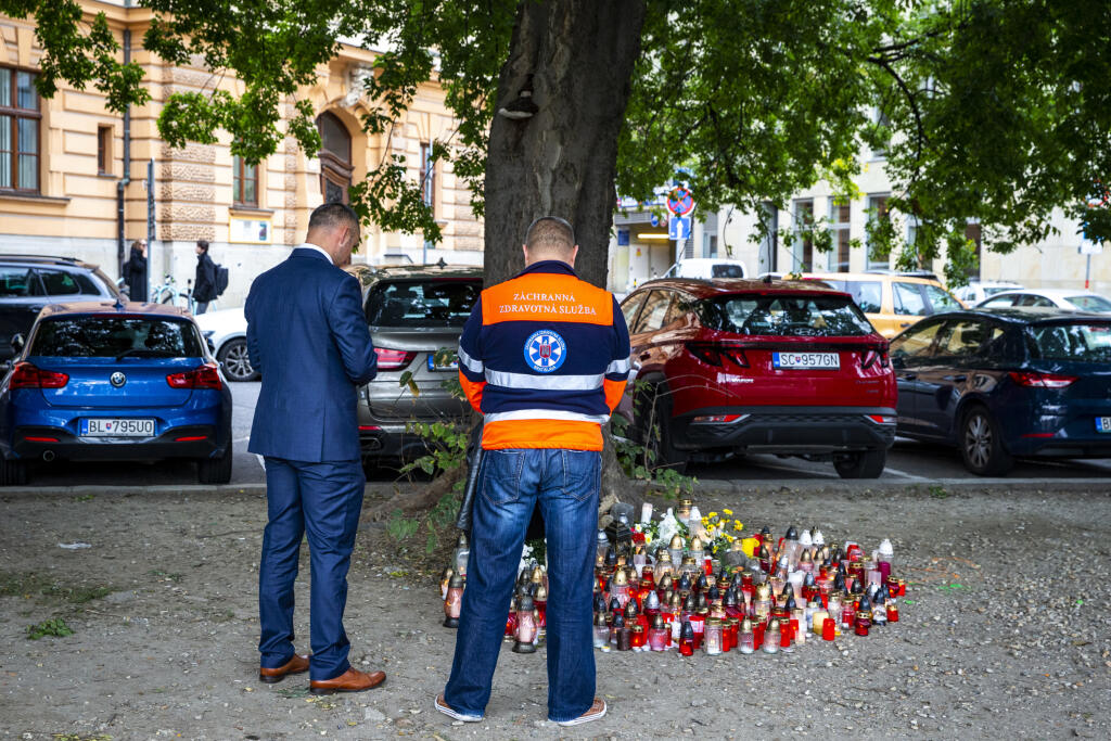 Na snímke je miesto nehody na bratislavskej autobusovej zastávke Zochova, na ktorej došlo v noci 2.10.2022 k tragickej dopravnej nehode.