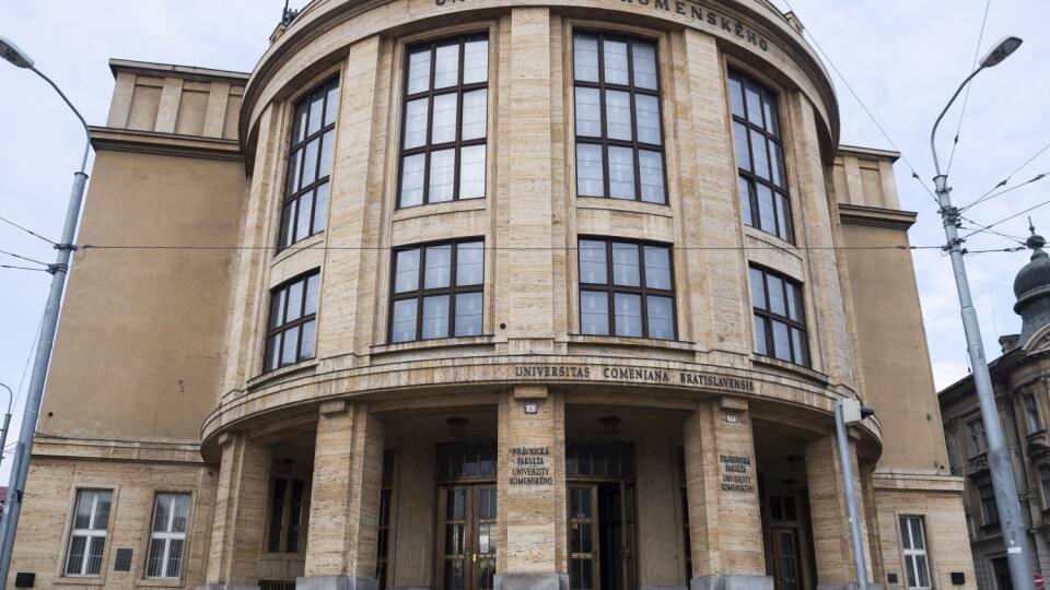 LIMUZÍNA A PLAT MANAŽÉRA Nový rektor najväčšej a najstaršej univerzity Marek Števček sa vozí na aute skoro za 65-tisíc.