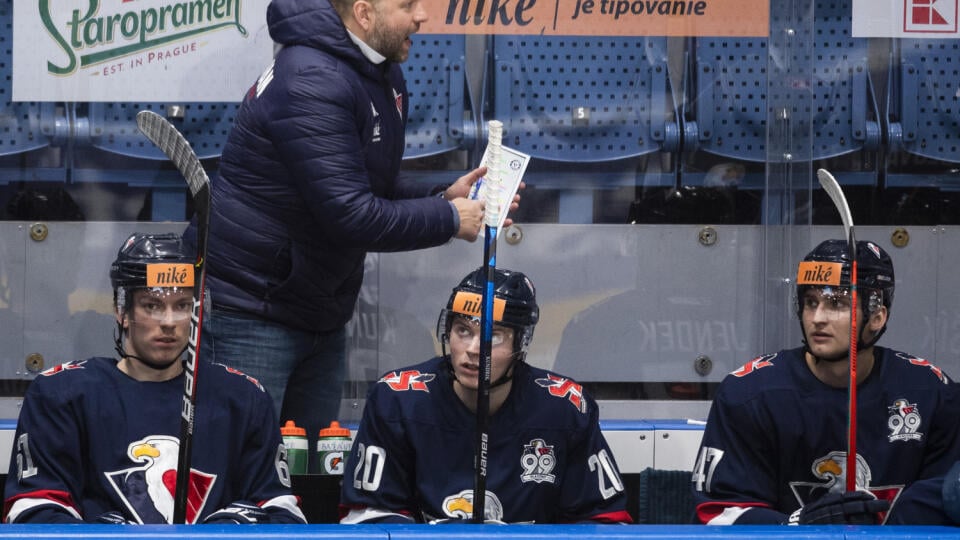 Na snímke Jakub Uram, hlavný tréner Róbert Döme, Peter Kundrík a Dominik Jendek (všetci Slovan) počas 41. kola hokejovej Tipos extraligy medzi HC Slovan Bratislava - HK Poprad 21. februára 2021 v Bratislave. FOTO TASR - Jaroslav Novák