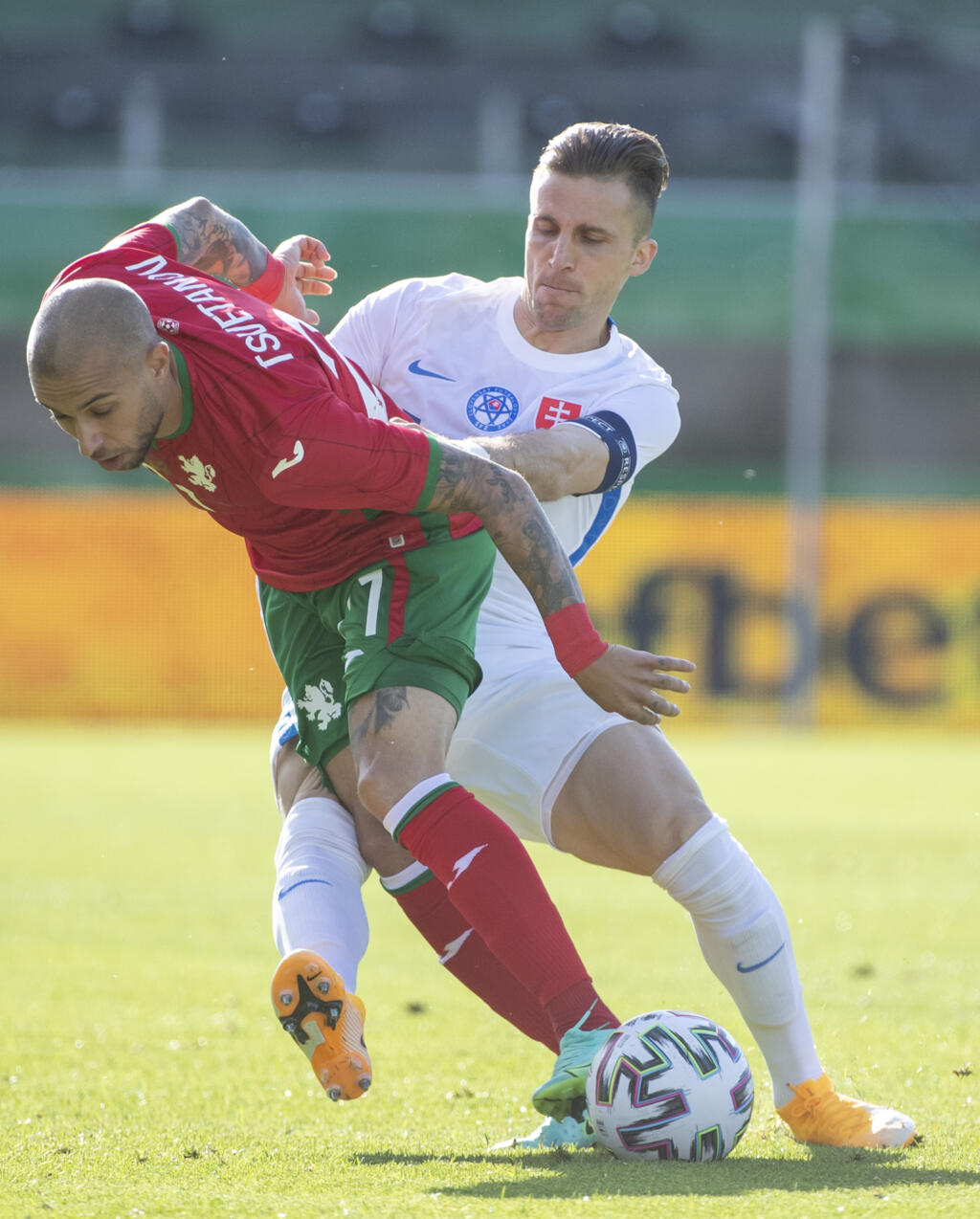 Na snímke vpravo Peter Pekarík (Slovensko) a vľavo Momchil Cvetanov (Bulharsko) v prípravnom zápase pred EURO 2020 vo futbale Slovensko – Bulharsko v rakúskom meste Ried im Innkreis v utorok 1. júna 2021. FOTO TASR – Martin Baumann