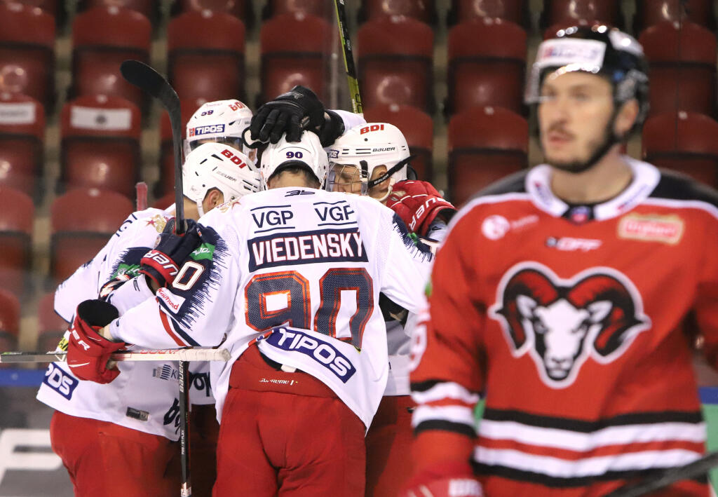 Na snímke gólová radosť Zvolena počas 28. kola Tipos extraligy HC ‘05 Banská Bystrica - HKM Zvolen v Banskej Bystrici 21. decembra 2021. FOTO TASR - Ján Krošlák