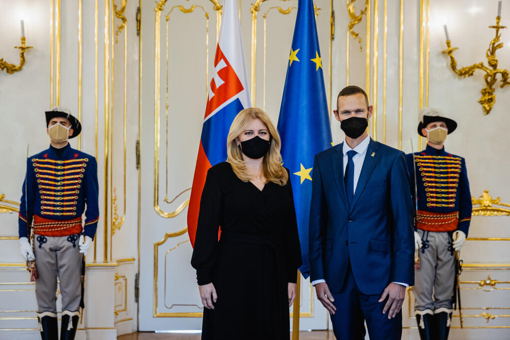 Prezidentka Zuzana Čaputová prijala olympionika Mateja Tótha pri príležitosti ukončenia jeho aktívnej športovej kariéry. Prijatia sa zúčastnil aj Tóthov tréner Matej Spišiak. Na snímke Zuzana Čaputová a Matej Tóth.