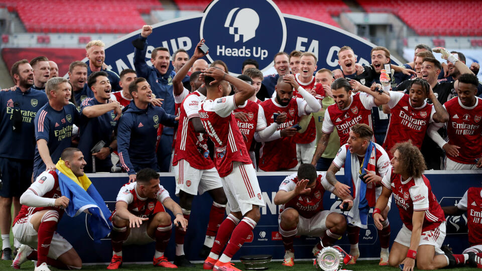 Futbalisti Arsenalu Londýn vyhrali 139. ročník anglického Pohára FA. V sobotňajšom finále zvíťazili nad mestským rivalom Chelsea 2:1.