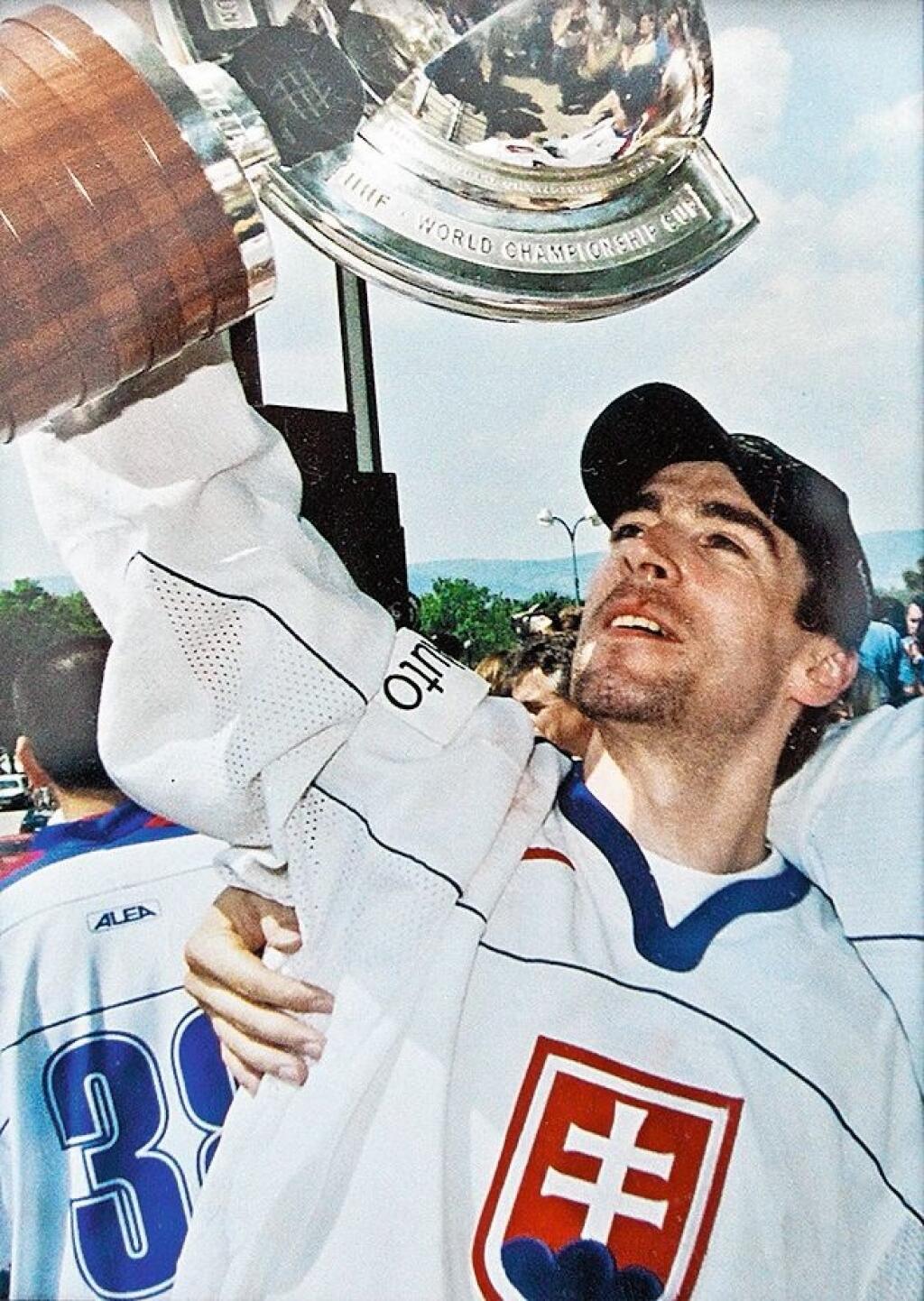 MIROSLAV HLINKA (†42) - Spôsob, akým odišiel z tohto sveta hokejový útočník, ktorý pre Slovensko vybojoval tri medaily z MS, naznačuje, že bol dlhodobo v depresii, alebo ťažkej životnej situácii, ktorú nevedel riešiť. Na rozdiel od momentálneho skratu, aký sa môže prejaviť skokom z okna, alebo strelným poranením, obesenie si vyžaduje určitú prípravu a spravidla mu predchádza dlhšie rozhodovanie. A Miro Hlinka sa v septembri 2014 obesil na balkónovej kľučke prenajatého bytu, v ktorom býval.