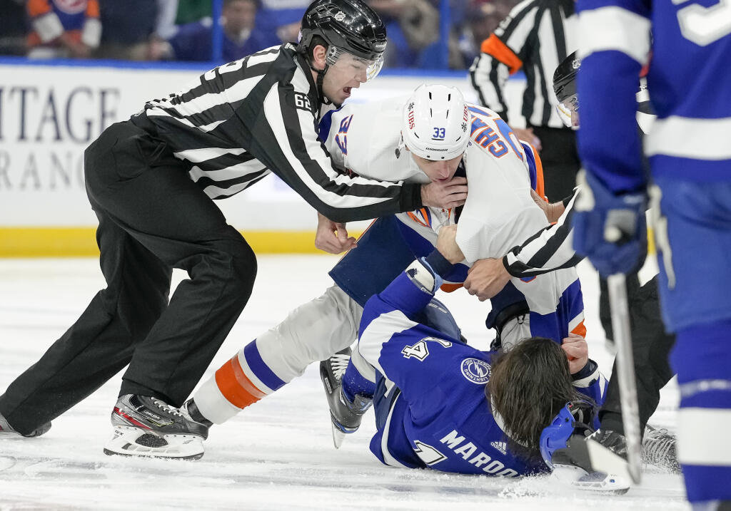 Najstarším súperom Cháru v tejto sezóne bol 33-ročný Pat Maroon. Trojnásobný víťaz Stanley Cupu skončil po súboji s naším obrom na ľade.
