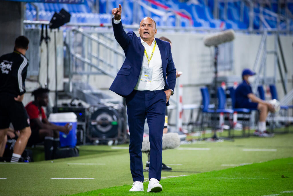 Vedenie Slovana Bratislava odvolalo trénera Darka Milaniča po nedeľňajšej prehre s Dunajskou Stredou 0:1.