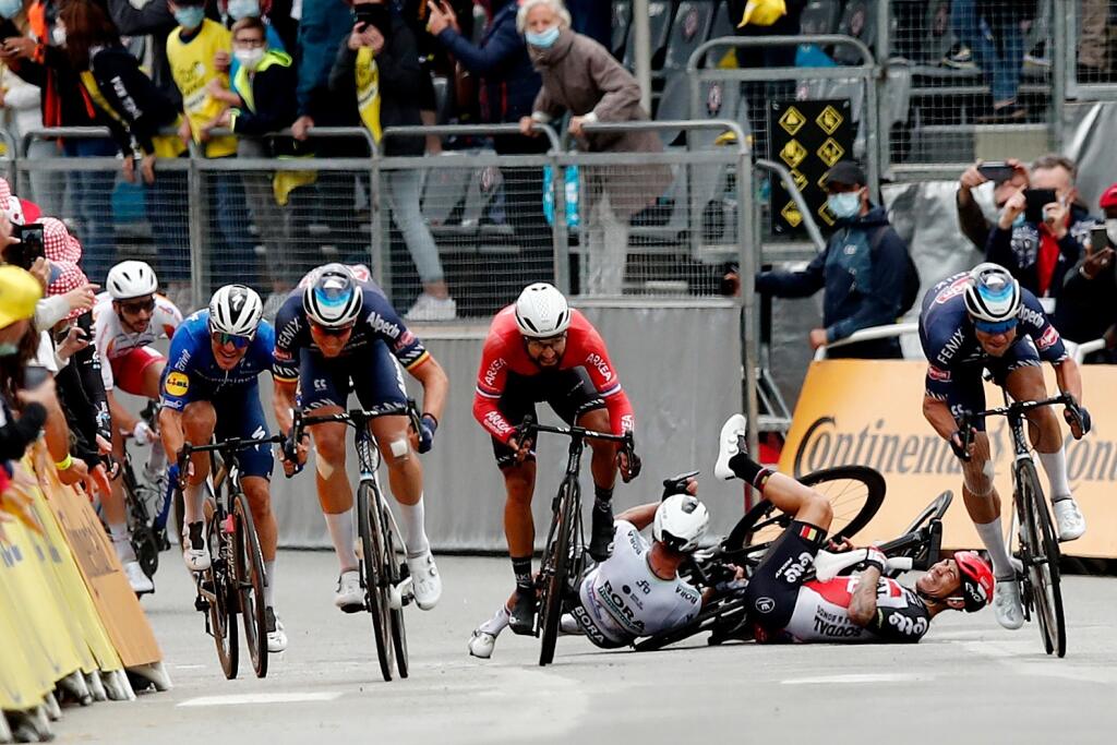 Peter Sagan spadol pred cieľom 3. etapy Tour de France.