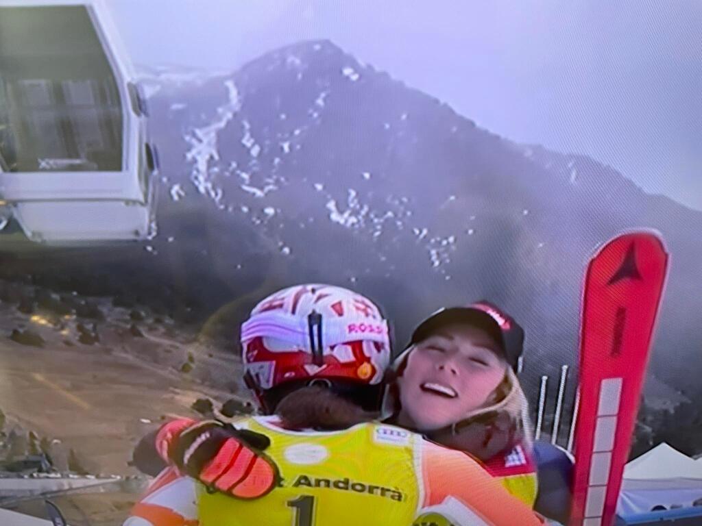 Shiffrinová síce nebola spokojná s 3. miestom, následne však Vlhovej pogratulovala k víťazstvu a vyobjímali sa.