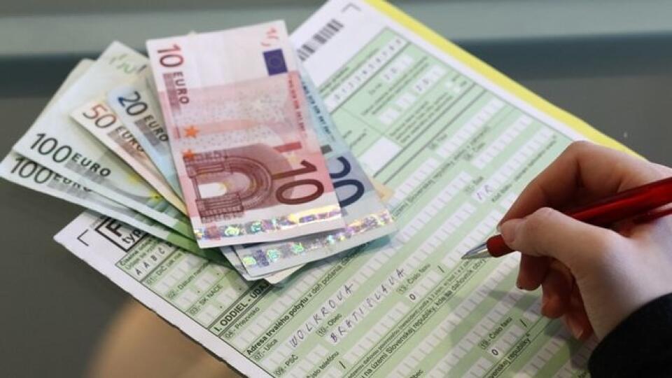 Tento rok sa termín na zaplatenie dane kvôli sviatkom posúva.