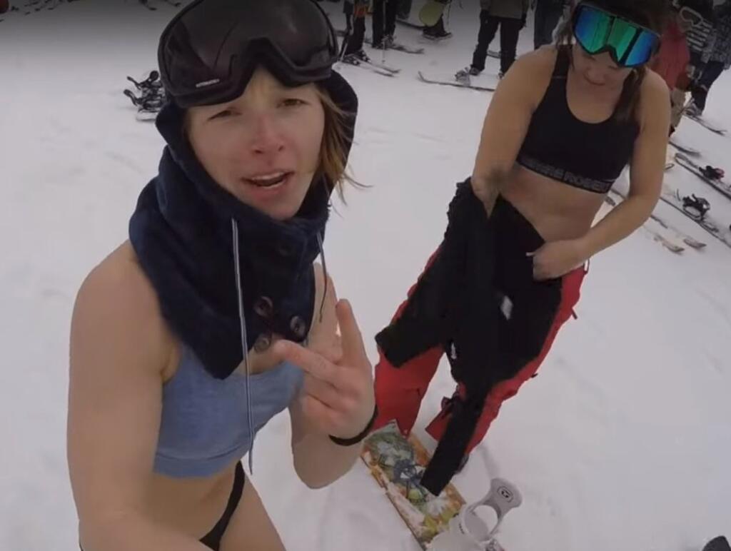 Nie je to tak dávno, čo sa sympatická Češka nechala vyfotografovať ako močí na vrcholku hory, alebo ako jazdí na snowboarde iba v spodnej bielizni. Tentoraz ju napadla nemenej bláznivá myšlienka.