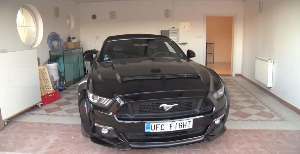 Luxusný mustang v garáži má špeciálnu poznávaciu značku.