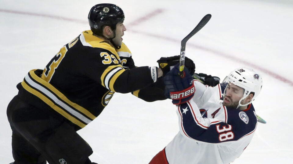 Kapitán hokejistov Bostonu Bruins Zdeno Chára dostal od vedenia NHL pokutu 5000 amerických dolárov za zákrok na útočníka Montrealu Canadiens Brendana Gallaghera.