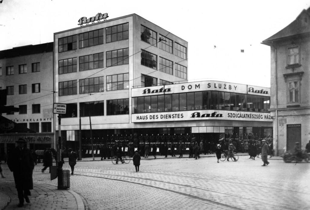 Veľký Baťa na Hurbanovom námestí je najstarším obchodným domom v Bratislave. Bol postavený v roku 1931 a v čase svojho vzniku bol najväčším obchodným domom na Slovensku