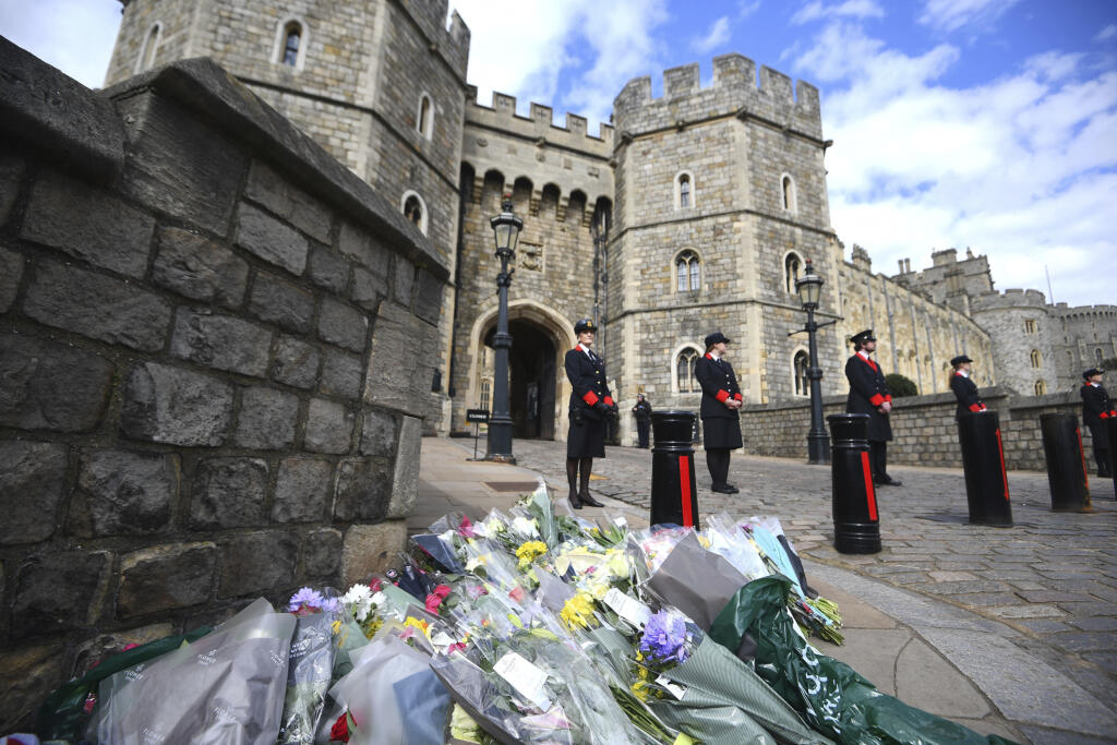 KK35 Windsor - Na snímke kvety pred Windsorským hradom 9. apríla 2021. Britský princ Philip, manžel kráľovnej Alžbety II., zomrel v piatok vo veku 99 rokov. Oznámil to Buckinghamský palác.