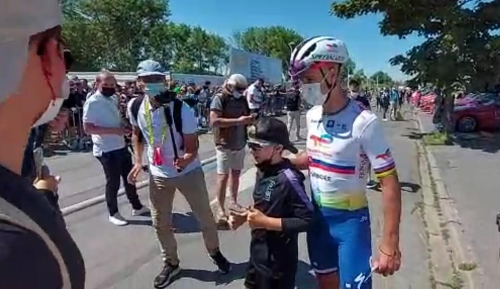 Sagan sa aj niekoľko minút pred štartom venoval fanúšikom, rozdával podpisy a fotil sa. Nechýbalo však veľa a takmer si kvôli tomu mohol zarobiť na poriadny problém, keďže štart etapy stihol len tak-tak.
