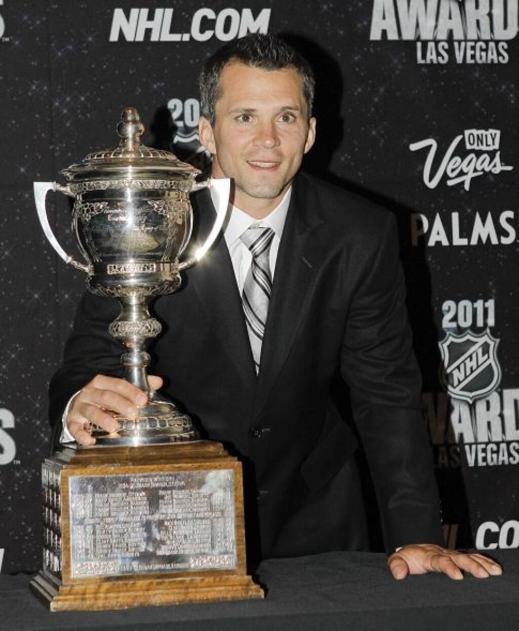 Hlavný tréner Montrealu Canadiens Martin St. Louis odohral v NHL dokopy 1241 zápasov, v ktorých nazbieral 1123 bodov za 433 gólov a 690 asistencií. Počas kariéry obliekal v zámorskej profilige postupne dresy Calgary Flames, Tampy Bay Ligntning a New Yorku Rangers, pričom v sezóne 2003/04 získal s Tampou Stanley Cup. Zaujímavosťou je, že nikdy nebol draftovaný.