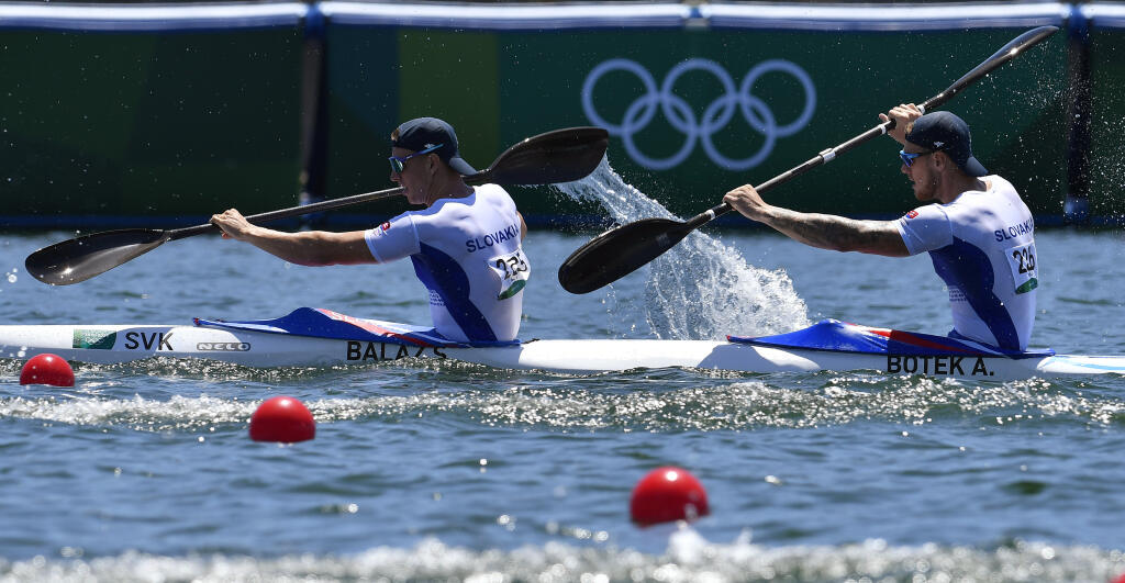 Na snímke slovenská posádka rýchlnostných kanoistov K2 Samuel Baláž a Adam Botek v rozjazde na 1000 metrov počas XXXII. letných olympijských hier 2020 v Tokiu 4. augusta 2021. FOTO TASR - Michal Svítok