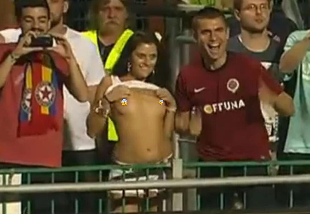 Na štadiónoch to občas poriadne žije. Fanúšička Sparty Praha chcela rozhodiť hráča súpera. Pred zahratím rohového kopu dvihla tričko aj podprsenku a ukázala holé prsia.