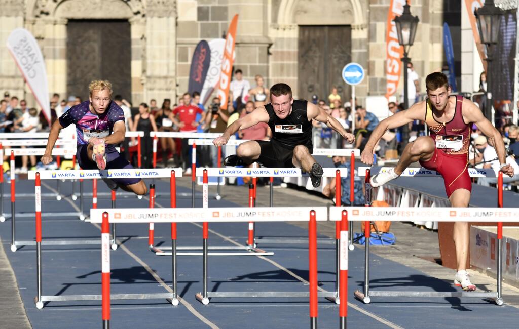 Na snímke zľava slovenský bežec Matej Balúch, Bálint Szélles z Maďarska a Dávid Ryba z Českej republiky počas behu na 60 yardov prekážok na mítingu JBL Jump Fest 2021 v Košciach 9. septembra 2021. FOTO TASR - Roman Hanc