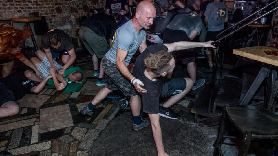 Netradičný tréning priaznivcov bojového umenia Krav Maga v priestoroch hudobného klubu Fuga v centre Bratislavy pod vedením izraelského inštruktora Nadava Shoshana.