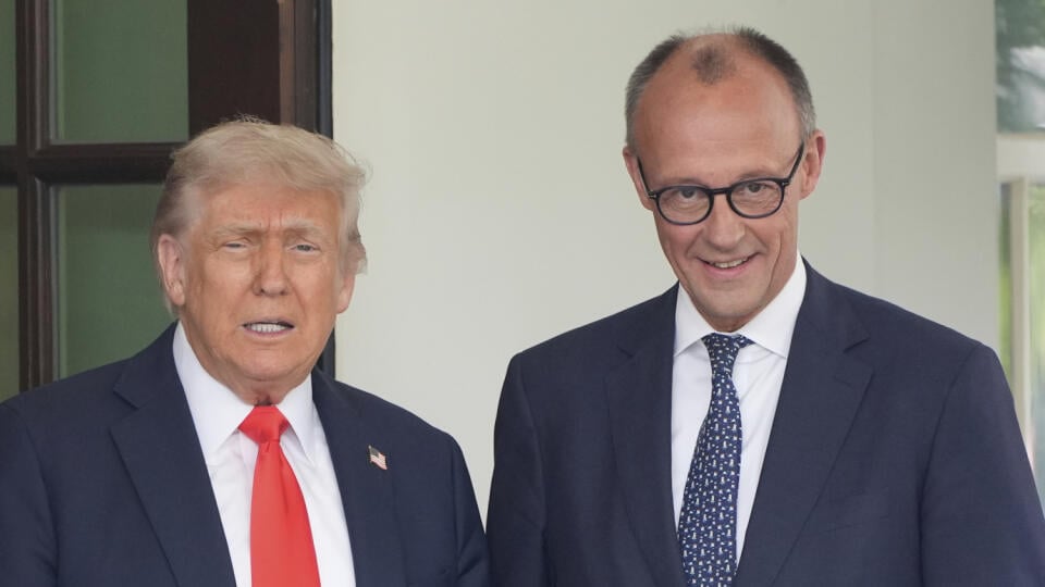 KK35 Washington - Na snímke americký prezident Donald Trump (vľavo) a nemecký kancelár Friedrich Merz počas prijatia v Bielom dome vo Washingtone 5. júna 2025. FOTO TASR/AP
President Donald Trump, left, greets Germany's Chancellor Friedrich Merz upon his arrival at the White House, Thursday, June 5, 2025, in Washington. (AP Photo/Alex Brandon)
