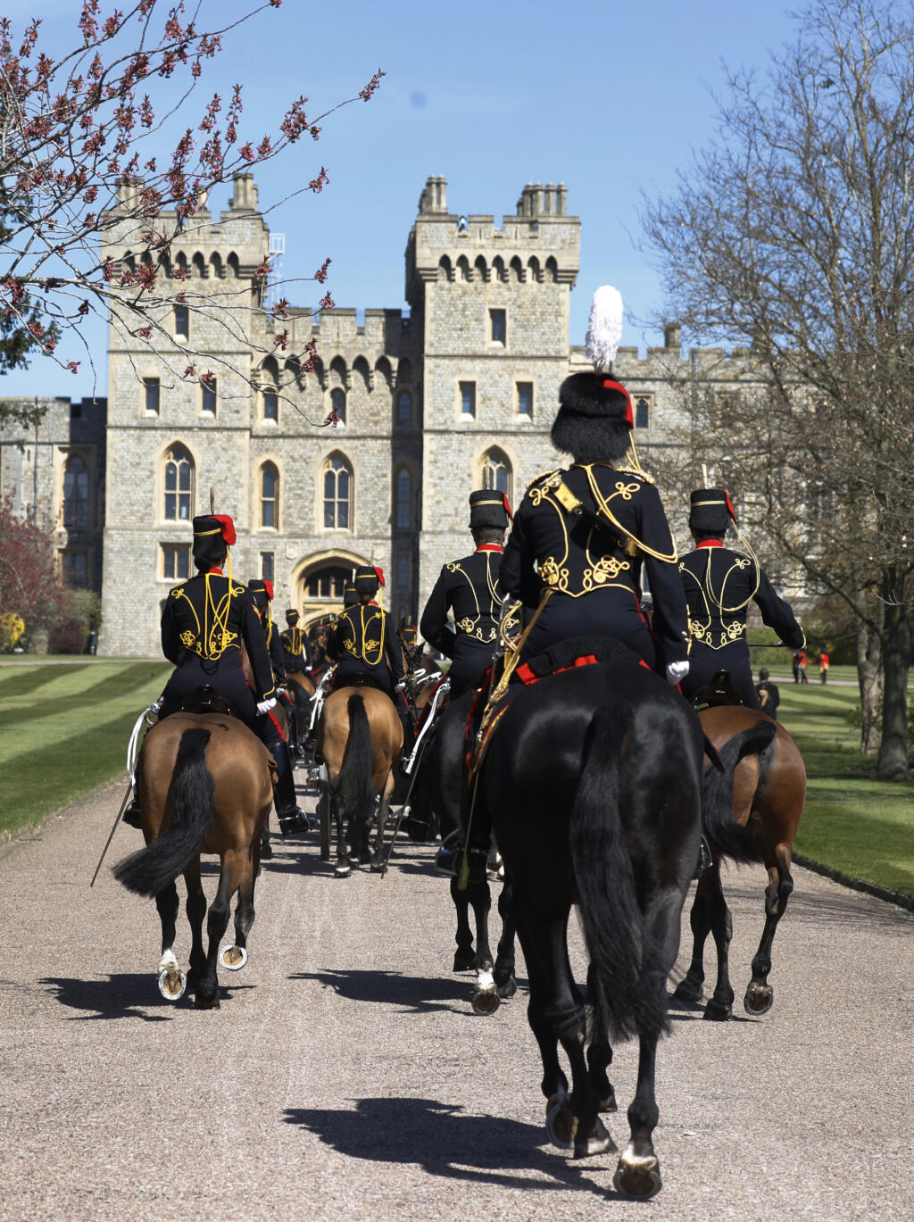 JB 43 Windsor - Členovia Kráľovského konského delostrelectva prichádzajú po chodníku Long Walk k Windsorskému zámku vo Windsore 17. apríla 2021 na pohreb britského princa Philipa, manžela britskej kráľovnej Alžbety II., ktorý zomrel minulý piatok vo veku 99 rokov. Pohreb sa uskutoční v sobotu popoludní v areáli Windsorského zámku, informovala v pondelok stanica BBC. Pohrebné obrady sa budú konať v tamojšej kaplnke svätého Juraja o 15.00 h miestneho času (16.00 h SELČ). Celý obrad sa uskutoční vý