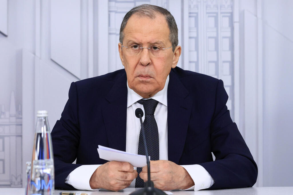 EBE 43 Moskva - Na snímke ruský minister zahraničných vecí Sergej Lavrov hovorí počas on-line tlačovej konferencie v Moskve v Rusku v pondelok 6. júna 2022.   Lavrov v pondelok kritizoval európske krajiny za to, že zablokovali jeho lietadlo na ceste do Srbska. Lavrov bol nútený zrušiť svoju pondelkovú návštevu Srbska po tom, ako okolité krajiny v nedeľu uzavreli svoj vzdušný priestor pre lietadlo, ktorým mal priletieť do Belehradu.
      
