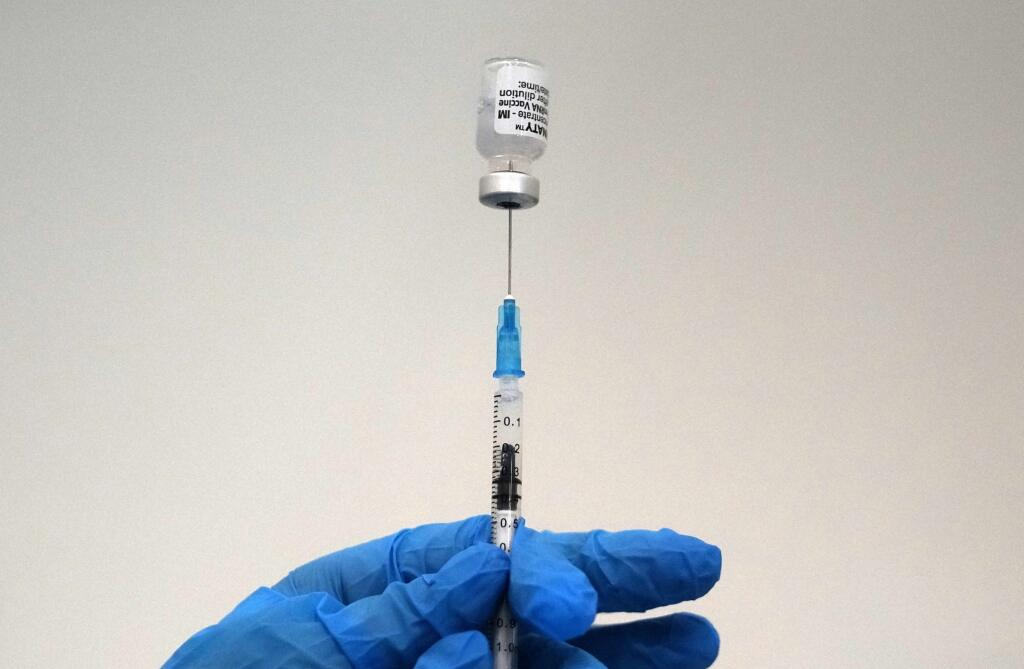 EBE 51 Belehrad - Na snímke zdravotník pripravuje vakcínu proti covidu od konzorcia Pfizer/BioNTech na provizórnom vakcinačnom centre na trhu v srbskom Belehrade 4. októbra 2021. FOTO TASR/AP


A medical worker prepares a shot of Pfizer COVID-19 vaccine, at Belgrade Fair makeshift vaccination center, Serbia, Saturday, Oct. 2, 2021. (AP Photo/Darko Vojinovic)