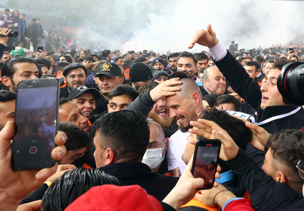 Marek Hamšík sa pri oslave titulu len ťažko predieral davom.