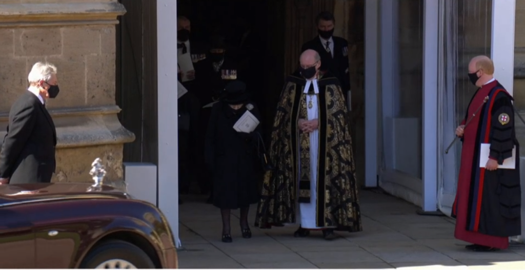 Pohreb princa Philipa -kráľovná odchádza z kaplnky.