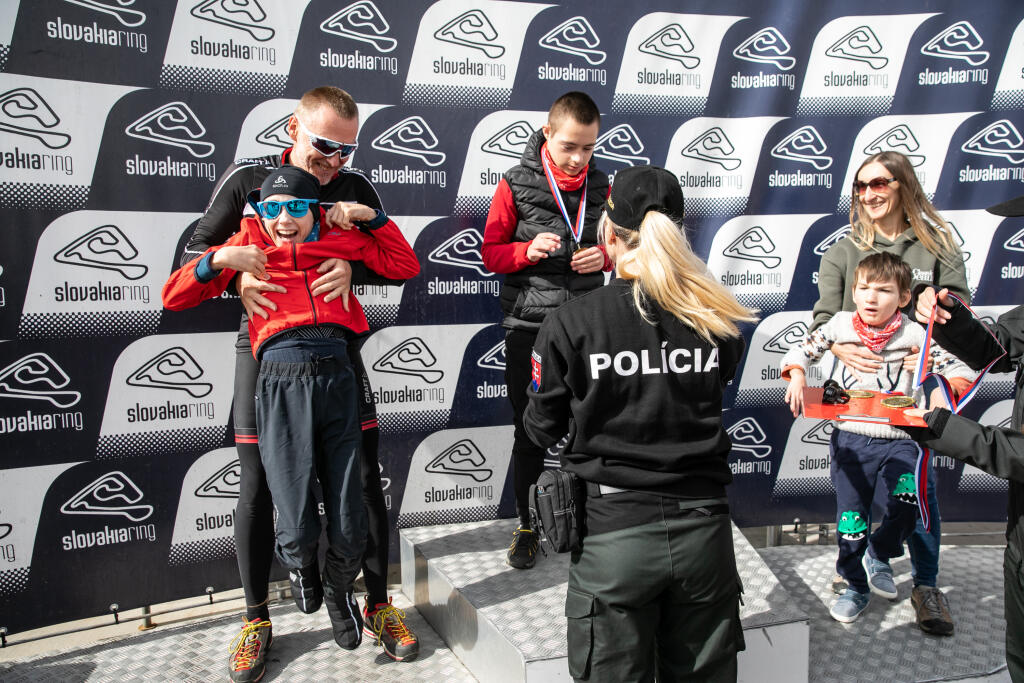 Odmenený bol počas záverečného ceremoniálu každý účastník cyklistického šampionátu.