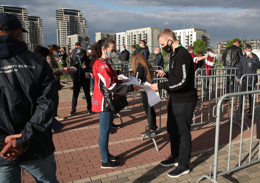 Kontroly pred štadiónmi sú prísne a zápas si pozrú len zaočkovaní ľudia, prípadne tí, čo už koronavírus prekonali.