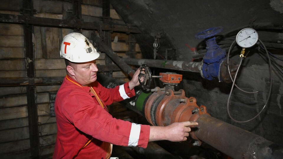 Na snímke vedúci zmeny Jaroslav Kubovič kontroluje hladinu vody za hrádzou (v pozadí) v hlavnom prekope Bane Handlová, v chodbe 150 metrov pod povrchom, kde pokračuje uzatváranie bane, 25. mája 2022 v Handlovej. Hornonitrianski baníci pokračujú s uzatváraním banských ťažobných úsekov v najstaršej hnedouhoľnej bani na Slovensku v Handlovej.