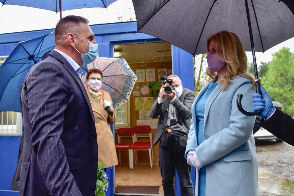 Na snímke zľava primátor mesta Žiar nad Hronom Peter Antal a prezidentka Slovenskej republiky Zuzana Čaputová počas návštevy stanice osobnej hygieny v osade