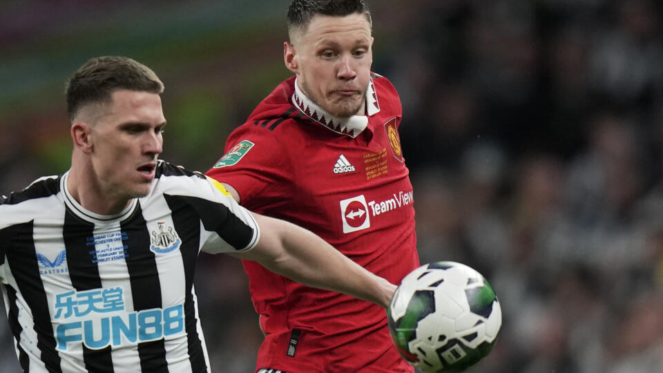 JB 85 Londýn - Hráč Manchesteru United Wout Weghorst (vpravo) v súboji so Svenom Botmanom z Newcastle vo finále anglického Ligového pohára Manchester United - Newcastle United v Londýne 26. februára 2023. FOTO TASR/AP
Manchester United's Wout Weghorst, right, and Newcastle's Sven Botman challenge for the ball during the English League Cup final soccer match between Manchester United and Newcastle United at Wembley Stadium in London, Sunday, Feb. 26, 2023. (AP Photo/Alastair Grant)
