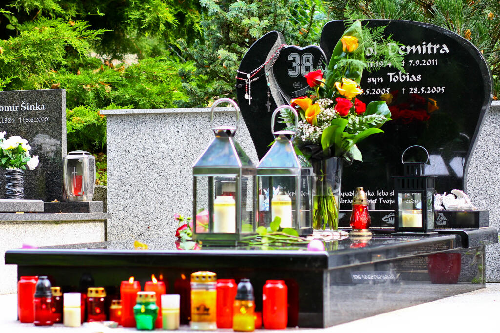 Na snimke miesto posledneho odpocinku tragicky zosnuleho slovenskeho hokejistu, Pavla Demitru, ktory zahynul spolocne s celym timom Lokomotivu Jaroslavl pri pade lietadla 7.9.2011.