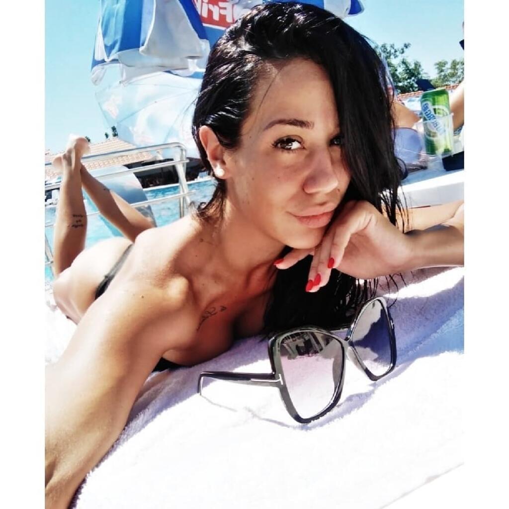 Sexi Ana Staševičová je hlásateľkou aj hovorkyňou futbalového klubu, ale fanúšikovia ju majú radšej bez saka.