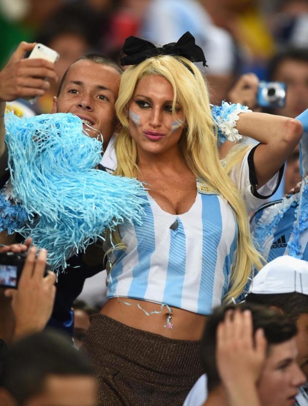 FOTO Najsexi fanúšičky na MS vo futbale: Po góloch ukazujú svoje krivky