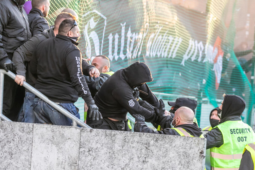 Na snímke je futbalový zápas medzi FC Spartak Trnava a ŠK Slovan Bratislava, ktorý sa skončil predčasne a fanúšikovia obidvoch táborov vnikli na hraciu plochu.