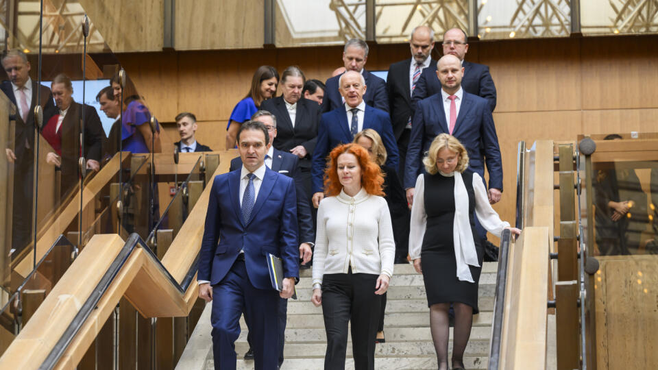 Na snímke v popredí sprava dočasne poverená podpredsedníčka vlády SR odborníkov Lívia Vašáková, dočasne poverený predseda vlády SR odborníkov Ľudovít Ódor, dočasne poverená ministerka kultúry SR Silvia Hroncová, dočasne poverená ministerka práce, sociálnych vecí a rodiny SR Soňa Gaborčáková, dočasne poverený minister hospodárstva SR Peter Dovhun, dočasne poverený minister financií SR Michal Horváth a dočasne poverený minister investícií, regionálneho rozvoja a informatizácie SR Peter Balík, doča