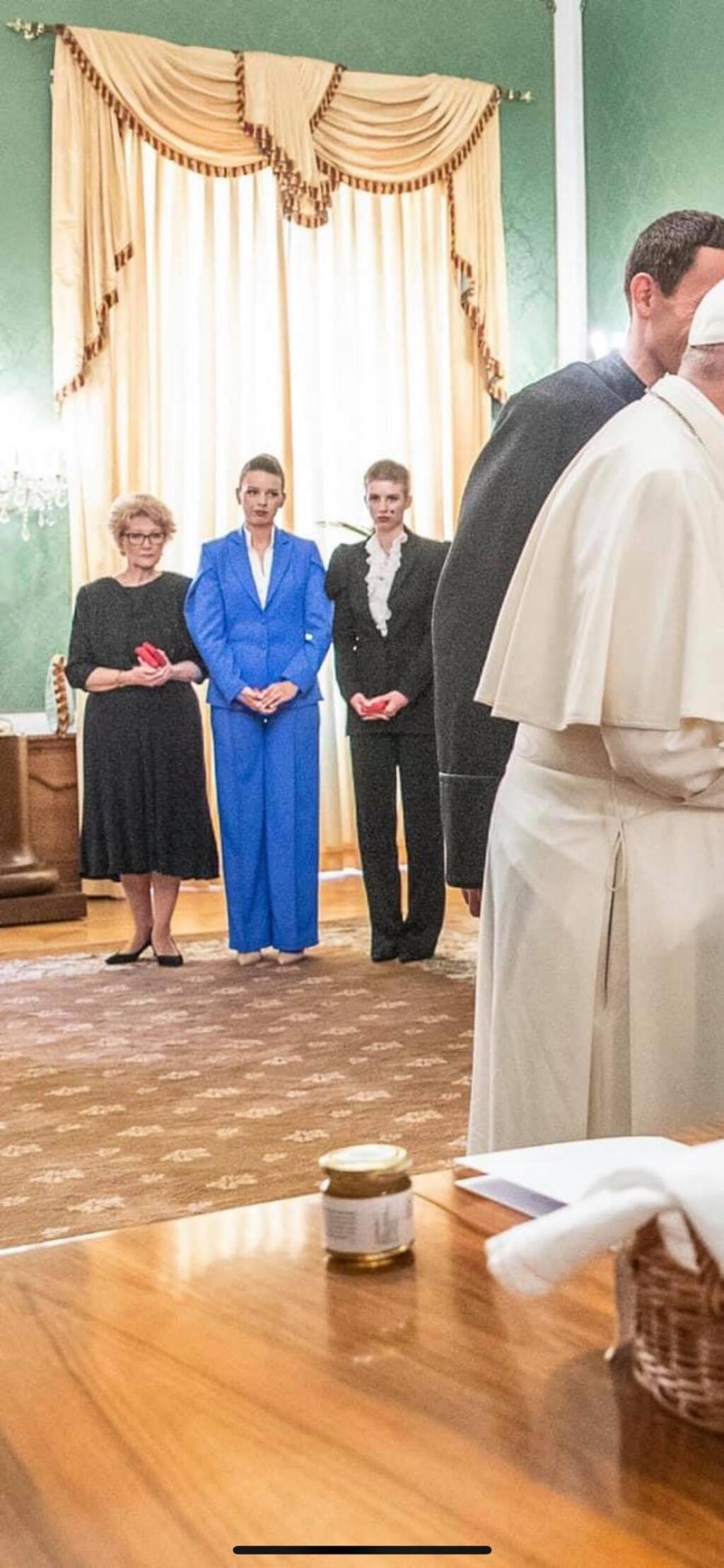 Dcéry prezidentky Zuzany Čaputovej si na stretnutie s pápežom obliekli kostým.