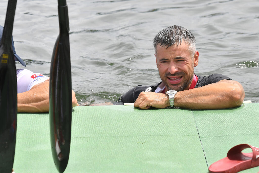 Slovenská posádka rýchlostných kanoistov K4 v zložení Samuel Baláž, Denis Myšák, Erik Vlček a Adam Botek získala bronzovú medailu na 500 metrov počas XXXII. letných olympijských hier v Tokiu, 7. augusta 2021. Na snímke tréner slovenských rýchlostných kanoistov Peter Likér sa teší vo vode zo zisku bronzovej medaily. FOTO TASR - Michal Svítok